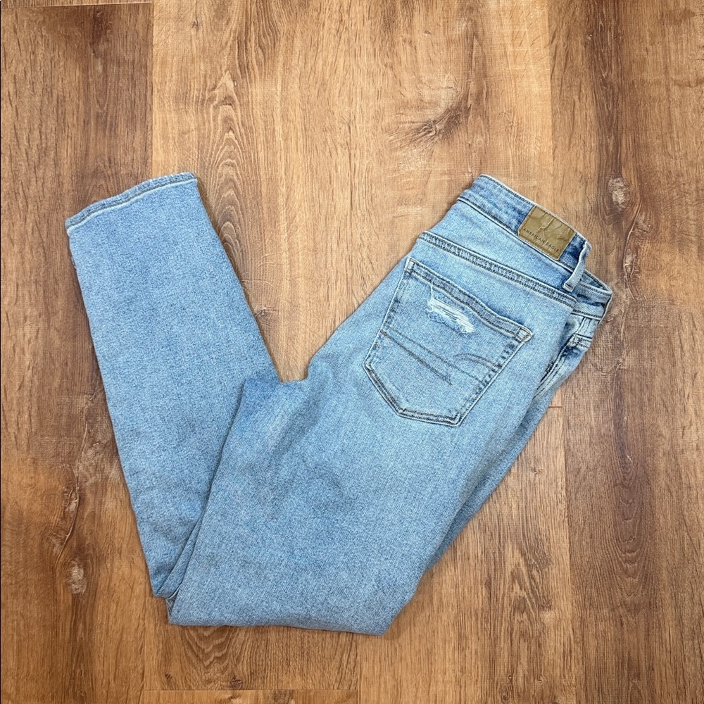 American‎ Eagle Light Blue Mom Jeans Distressed size 6 Regular